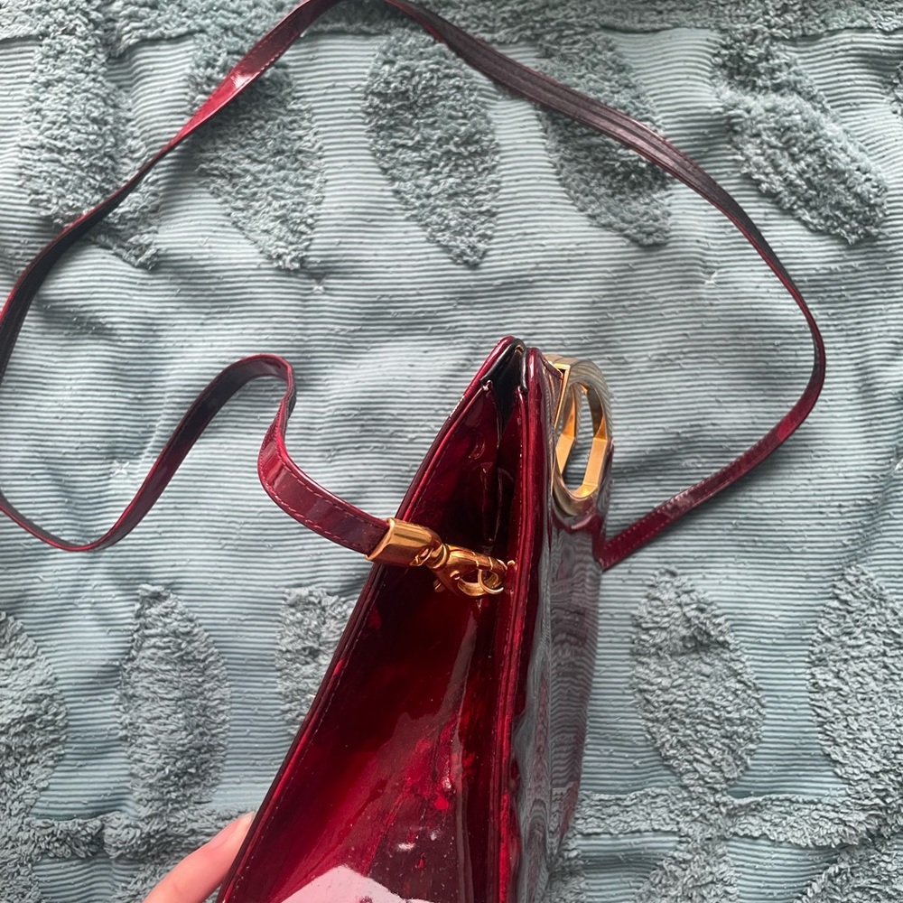 Stuart Weitzman Marbled Burgundy Patent Leather Crossbody with Gold Handle - Picture 4 of 8
